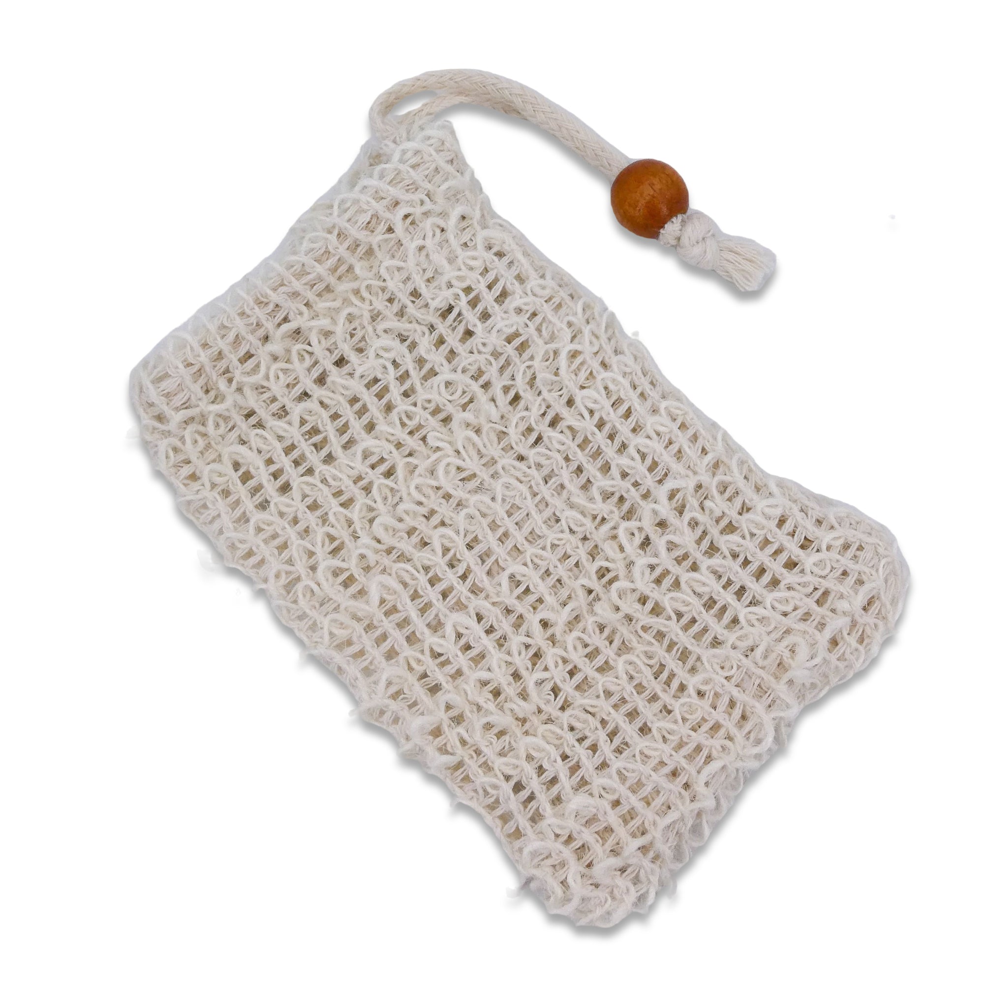 Weisses Seifensäckchen aus grobmaschigem Netzmaterial mit einer Kordel und einer Holzperle zum Verschliessen. 